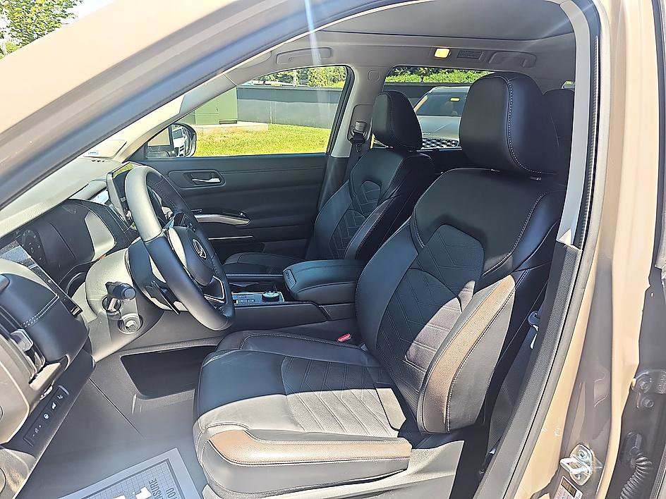 Used 2024 Nissan Pathfinder Platinum AWD/4WD image 16
