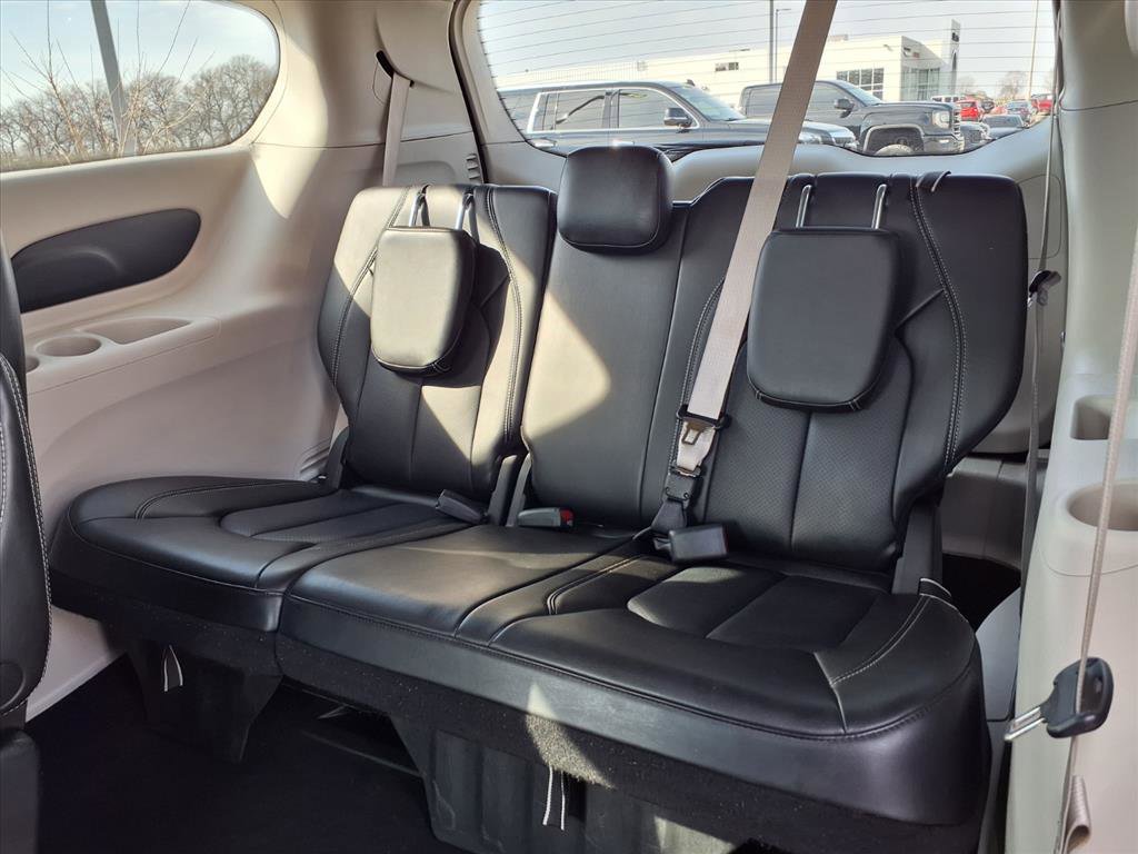 Used 2023 Chrysler Pacifica Touring-L image 31