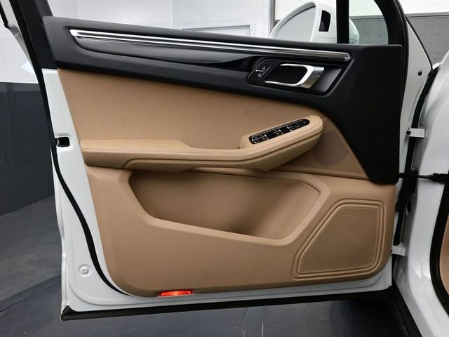 Certified 2023 Porsche Macan image 7