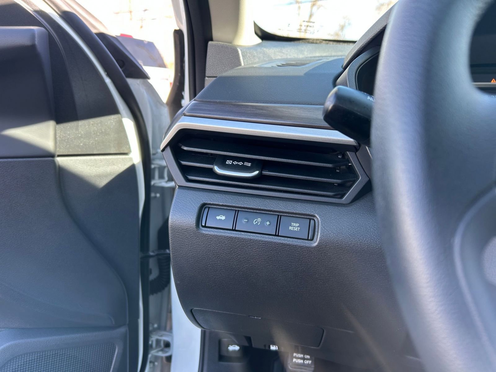 Used 2025 Nissan Altima 2.5 SV image 33