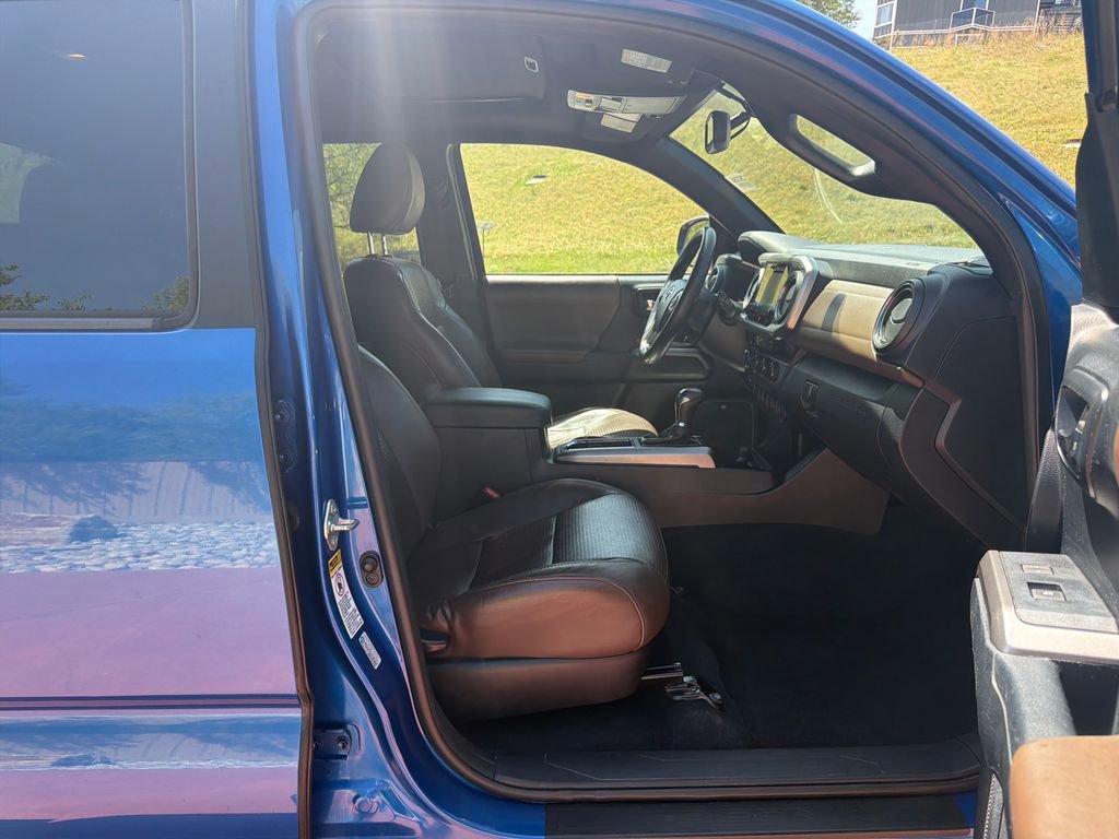 Used 2016 Toyota Tacoma Limited w/ Towing Package AWD/4WD image 29