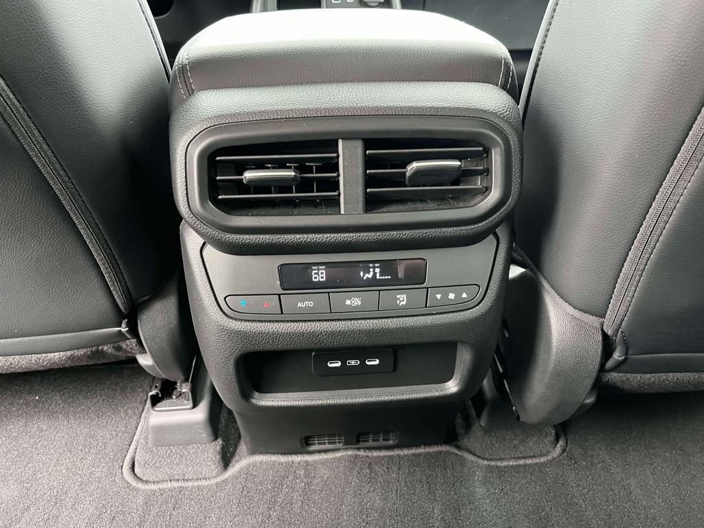 Used 2025 Honda Pilot Touring image 14