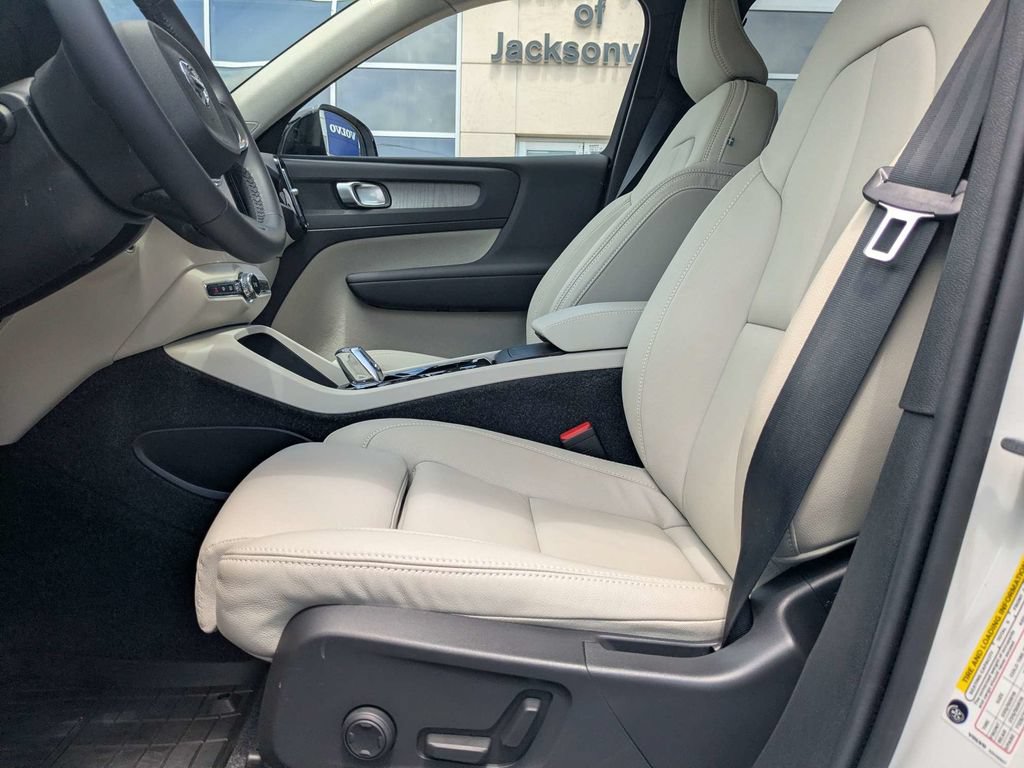 Certified 2026 Volvo XC40 B4 Plus w/ Protection Package Premier FWD image 2