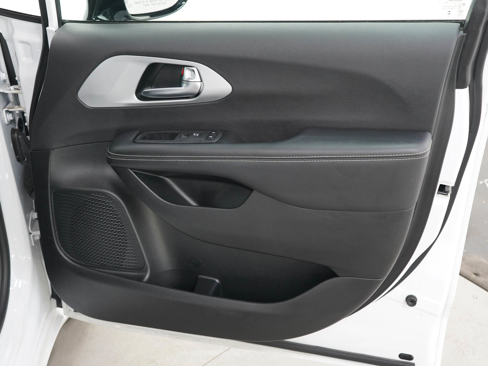 Used 2025 Chrysler Pacifica Limited FWD image 9