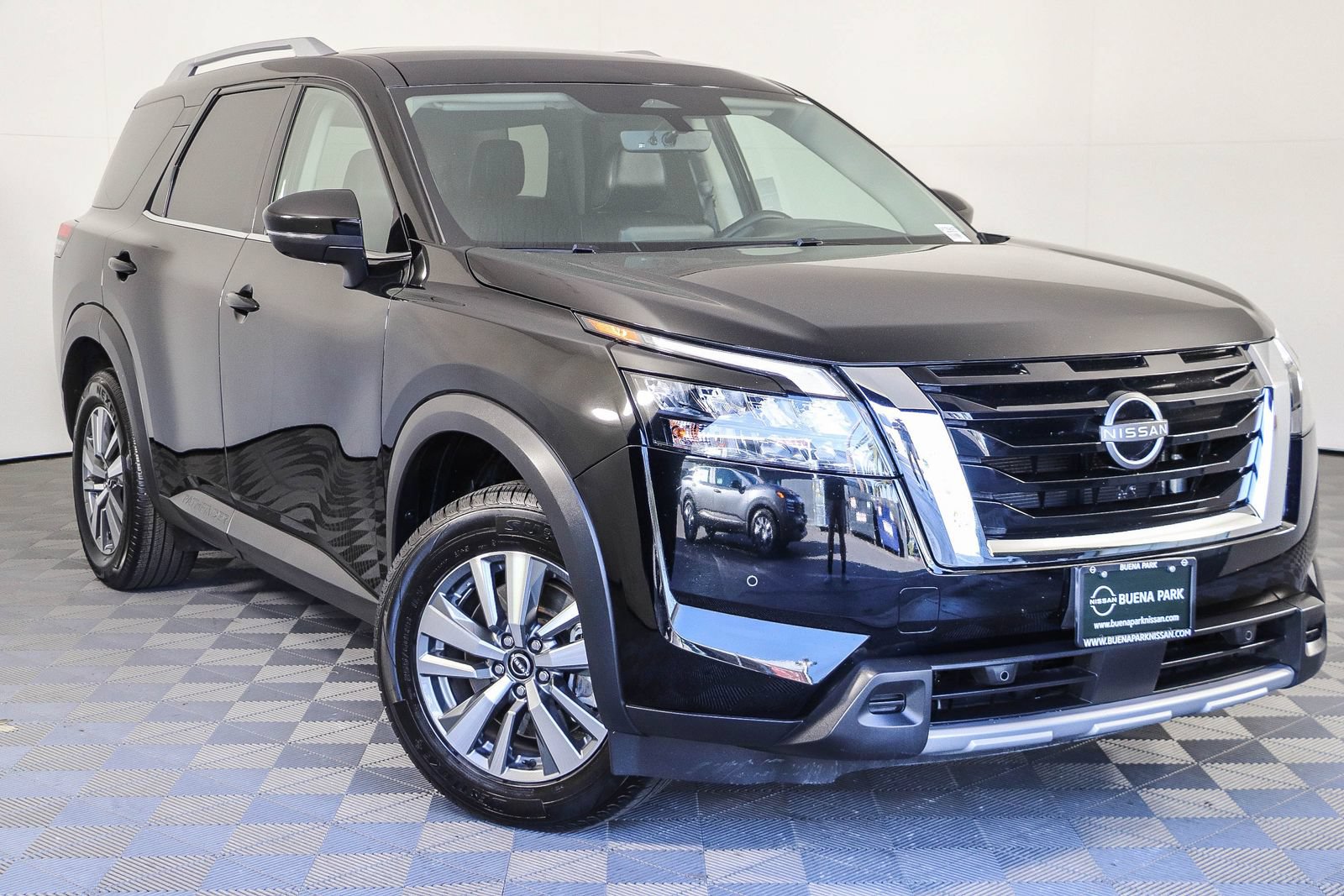 Used 2025 Nissan Pathfinder SL FWD image 1