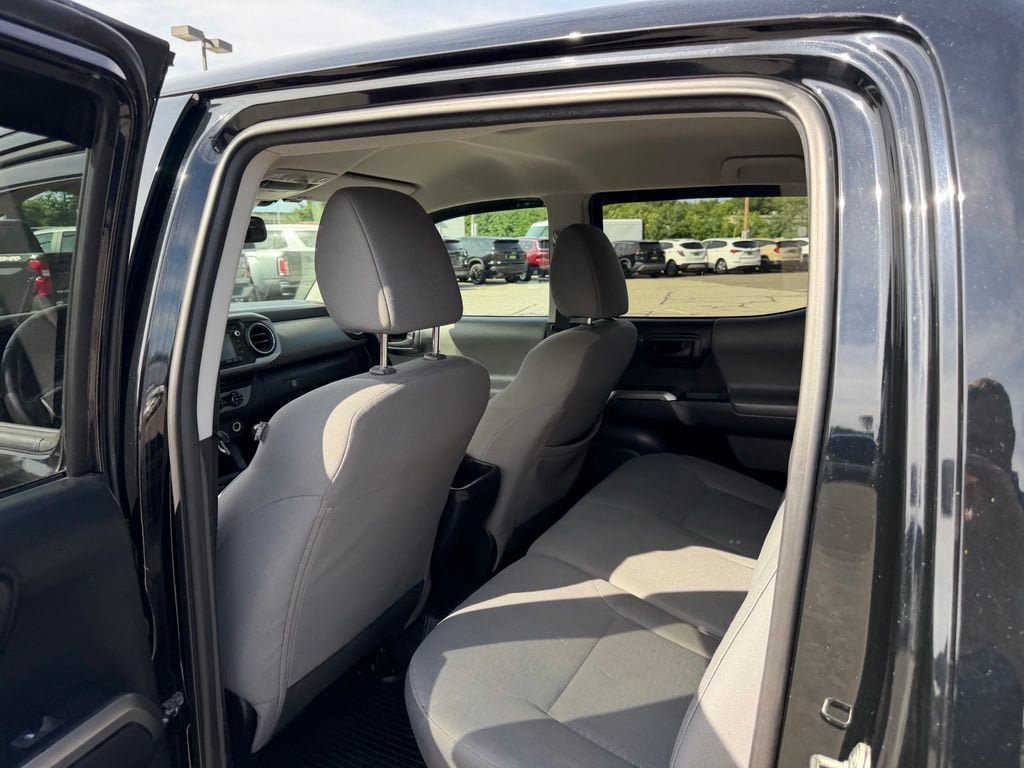 Used 2018 Toyota Tacoma SR5 AWD/4WD image 12