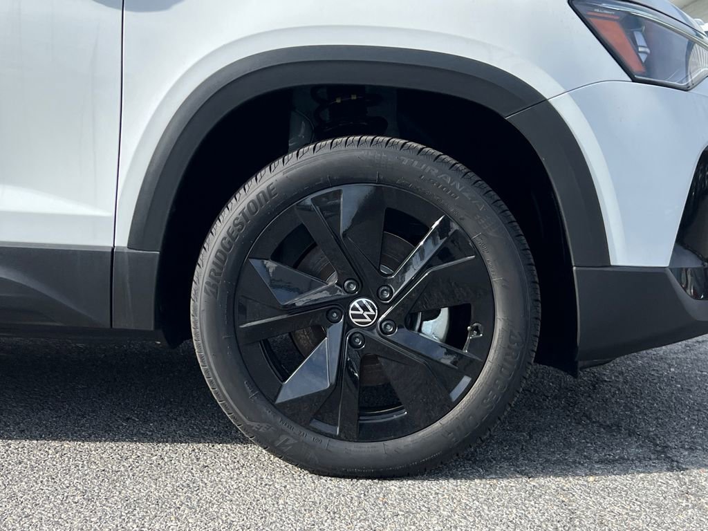 New 2026 Volkswagen Taos SE image 6