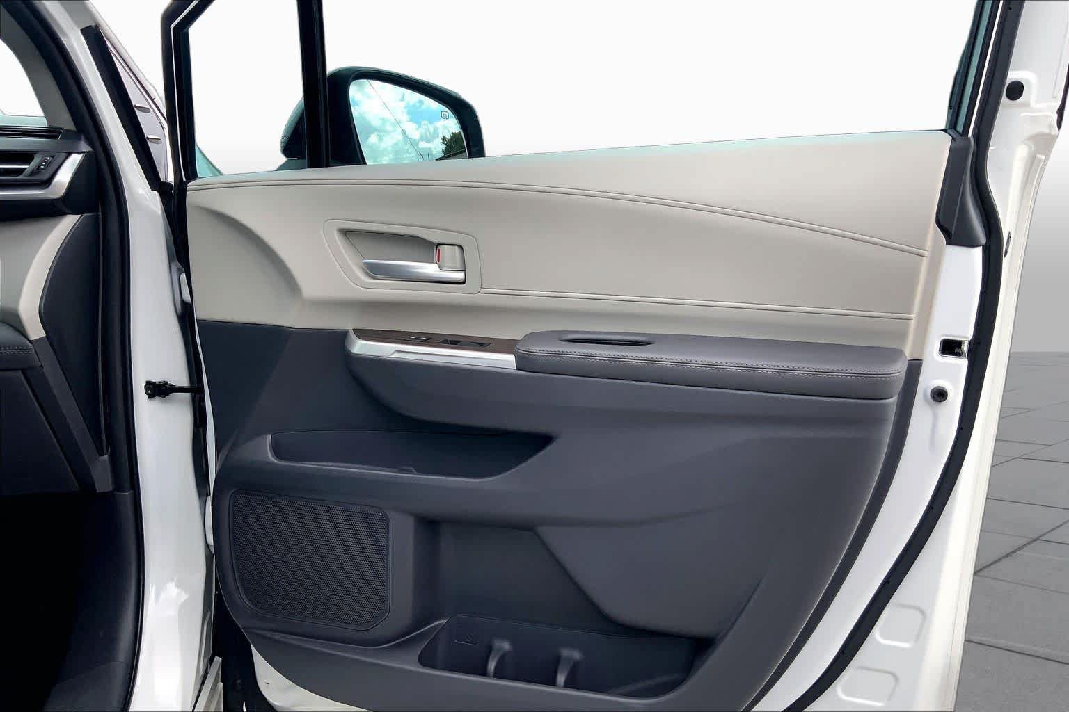 Used 2022 Toyota Sienna XLE FWD image 22
