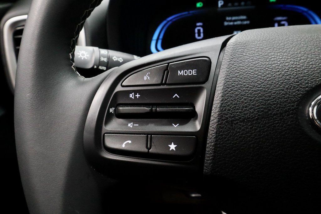 Certified 2025 Hyundai Venue SEL image 33