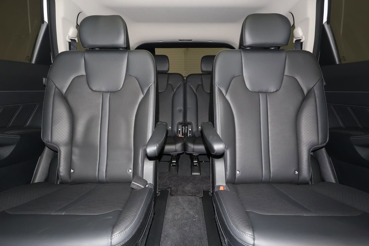 Used 2025 Kia Sorento SX image 32