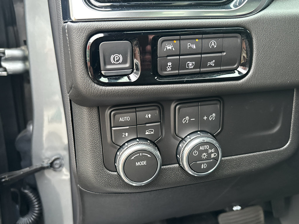 Used 2026 GMC Yukon Denali w/ Sun & Power Step Package AWD/4WD image 16