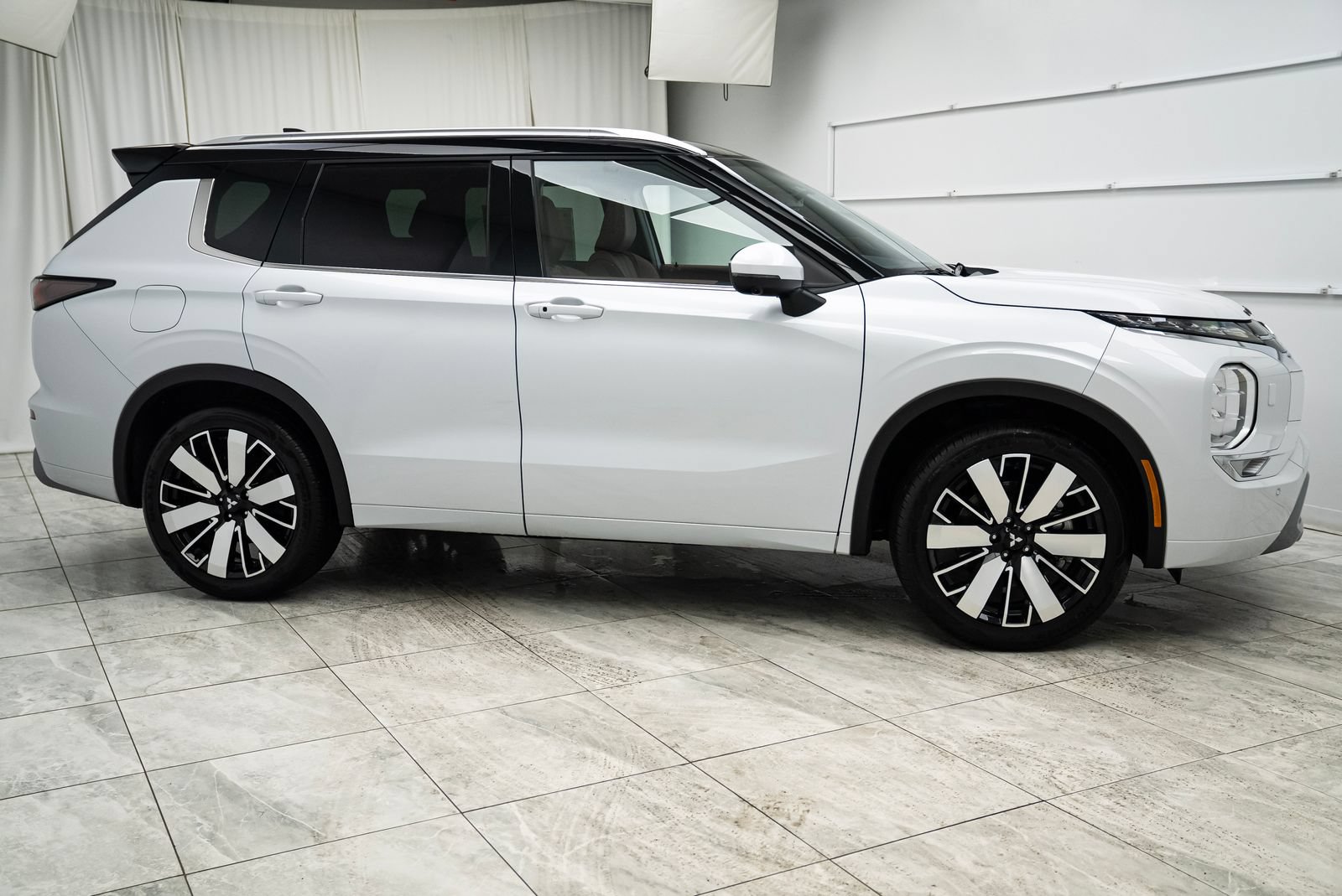 Used 2025 Mitsubishi Outlander ES AWD/4WD image 2