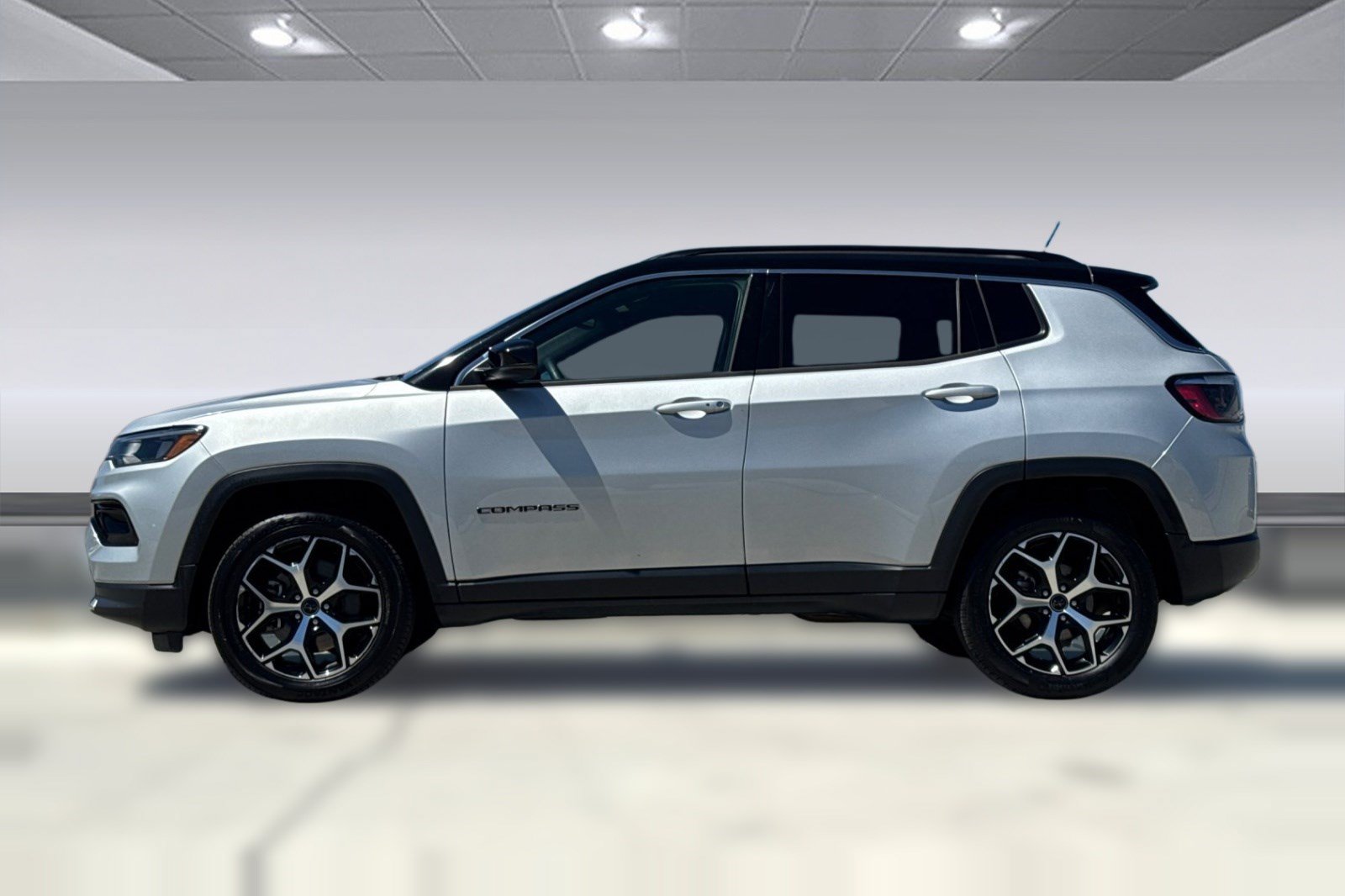 Used 2025 Jeep Compass Limited AWD/4WD image 2