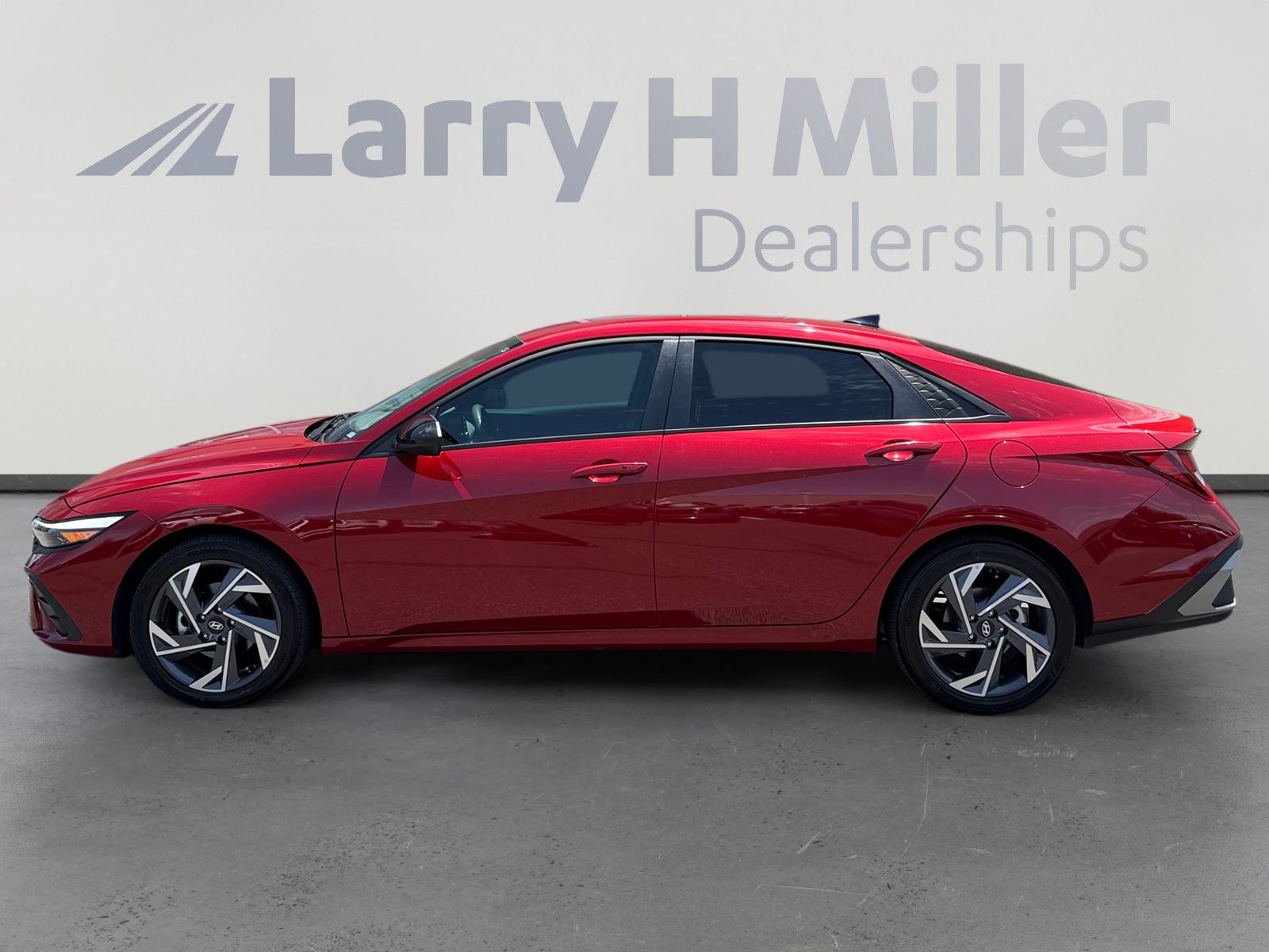 Used 2025 Hyundai Elantra Sport FWD image 2