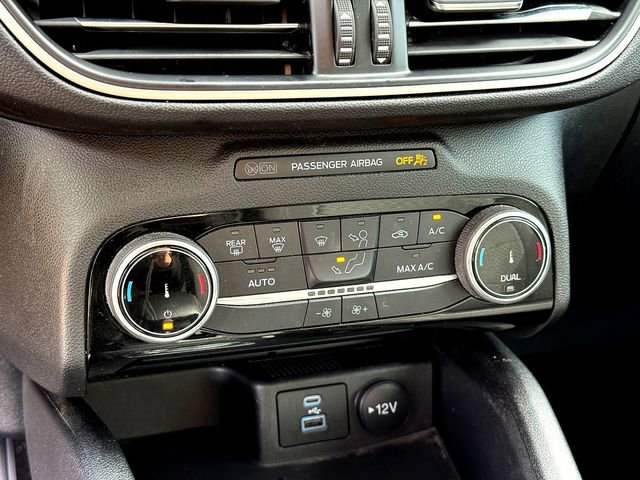 Used 2022 Ford Escape SE w/ SE Sport Appearance Package image 19