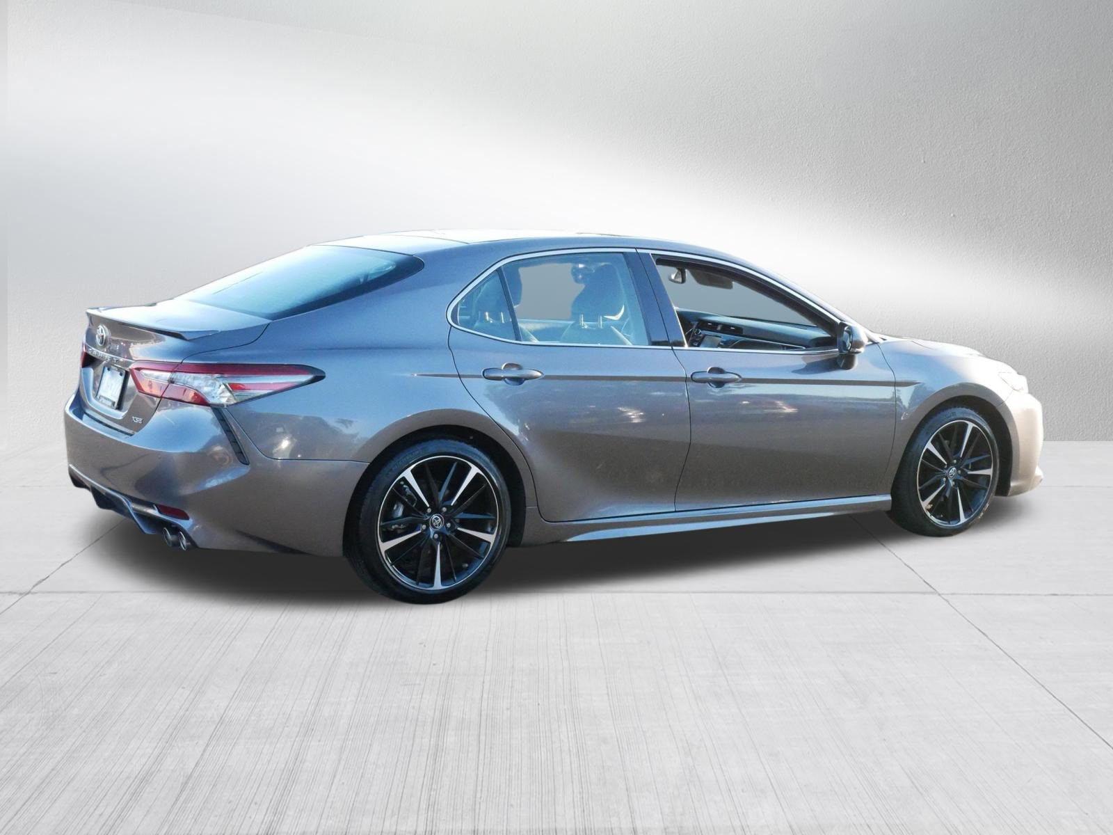 Used 2018 Toyota Camry XSE FWD image 7