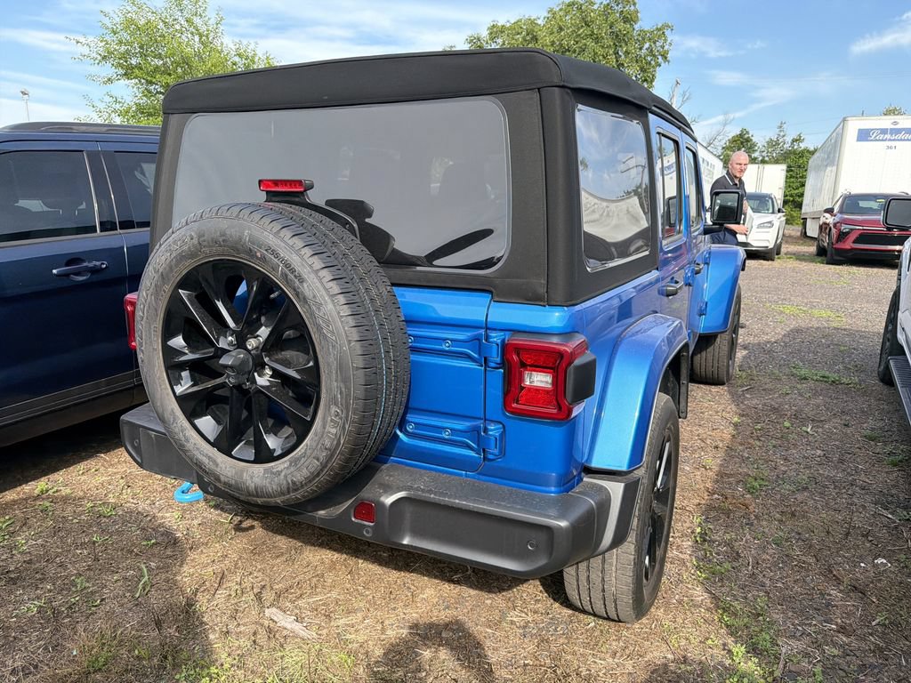 Used 2024 Jeep Wrangler Unlimited Sahara w/ Technology Group AWD/4WD image 4