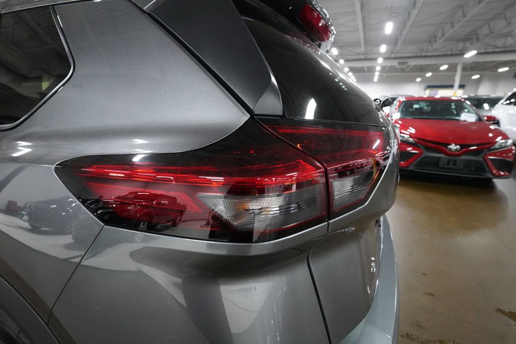 Used 2024 Nissan Rogue S image 31