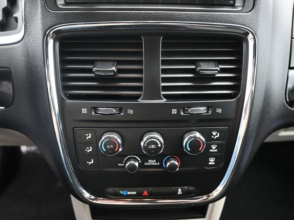 Used 2016 Dodge Grand Caravan SE FWD image 14