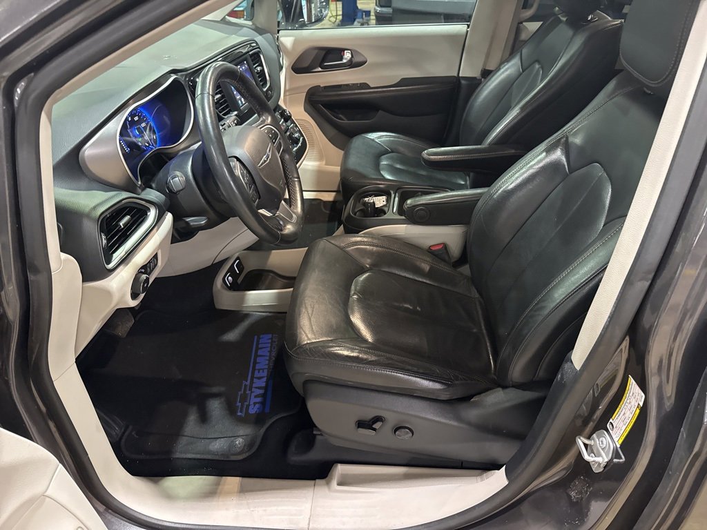 Used 2020 Chrysler Pacifica Touring-L image 12