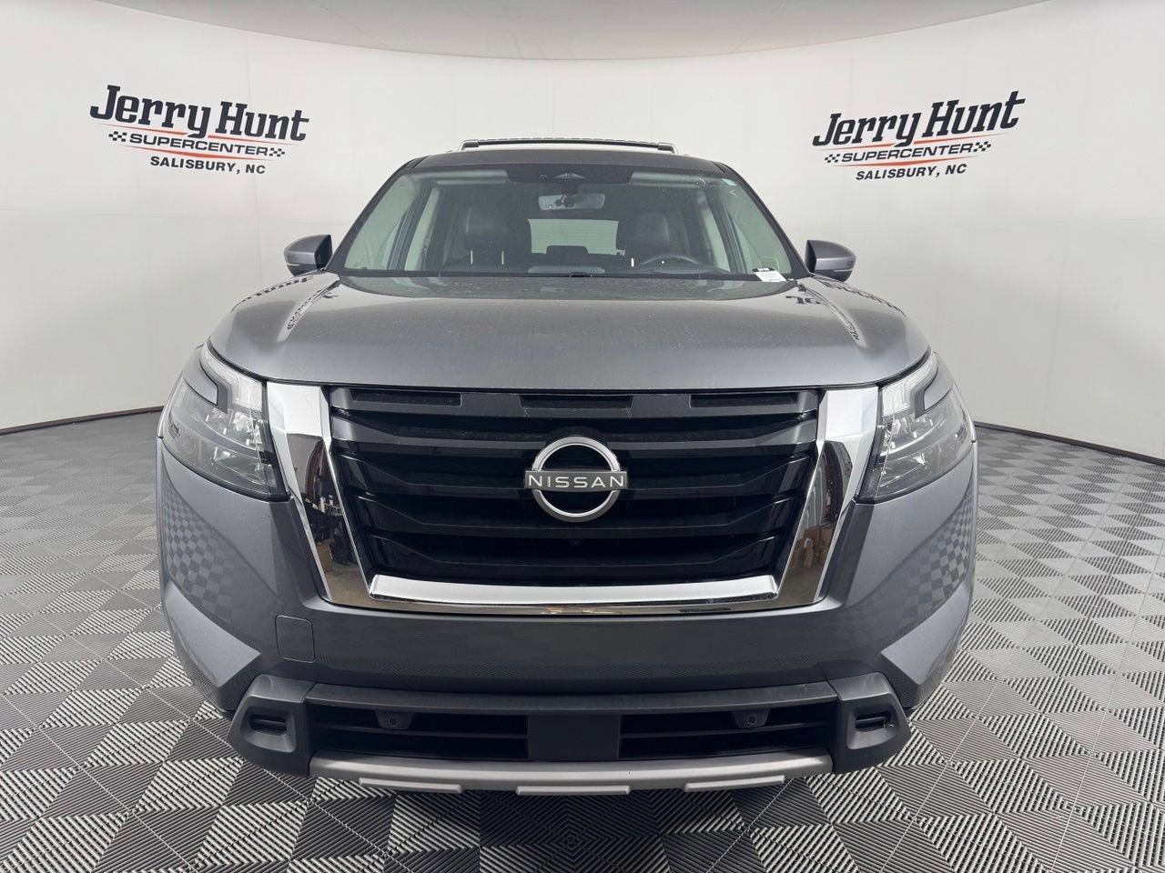 Used 2025 Nissan Pathfinder Platinum w/ Cargo Package FWD image 5