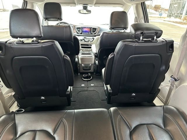 Used 2017 Chrysler Pacifica Touring-L image 14
