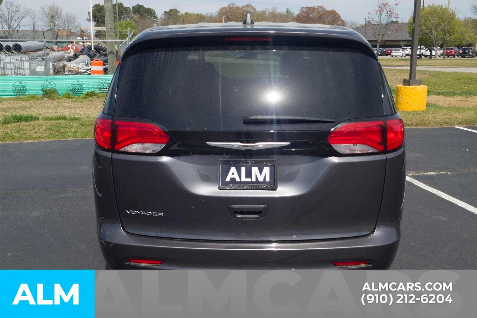 Used 2022 Chrysler Voyager LX image 7