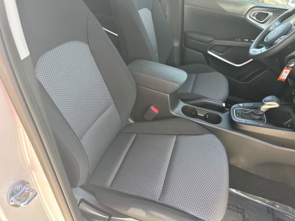 Used 2025 Kia Soul LX w/ LX Technology Package image 13