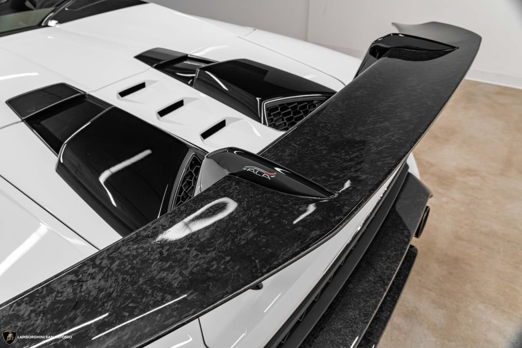 Used 2019 Lamborghini Huracan Performante AWD/4WD image 22