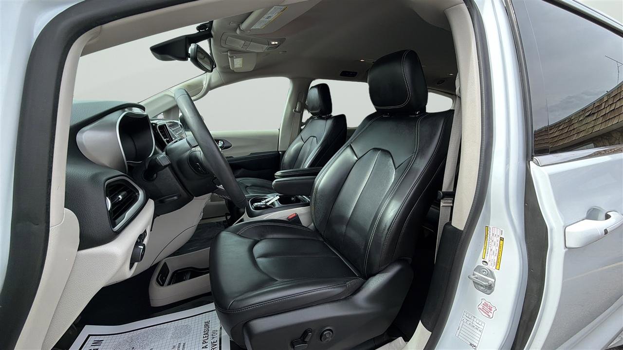 Used 2023 Chrysler Pacifica Touring-L image 26