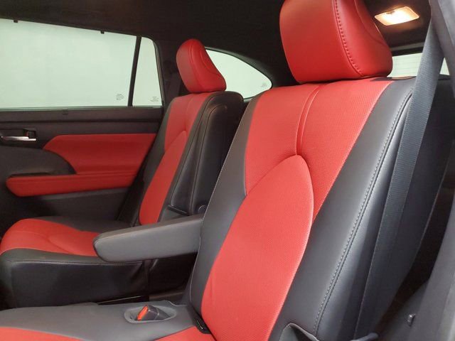 Used 2021 Toyota Highlander XSE FWD image 12