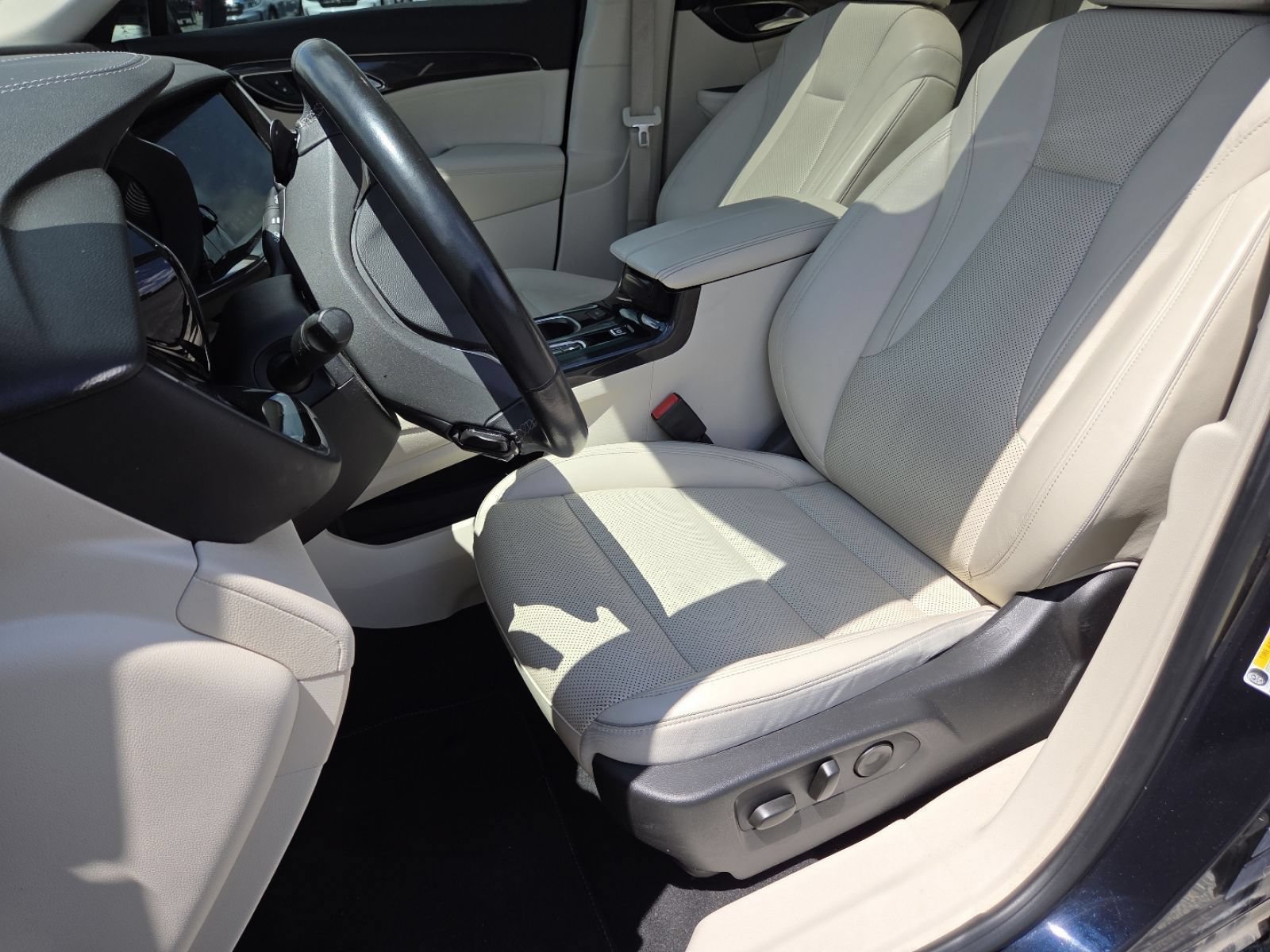 Used 2021 Buick Envision Essence FWD image 25