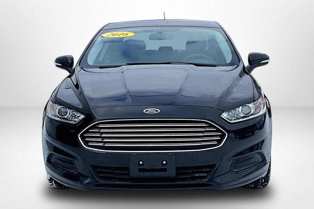 Used 2016 Ford Fusion SE image 2