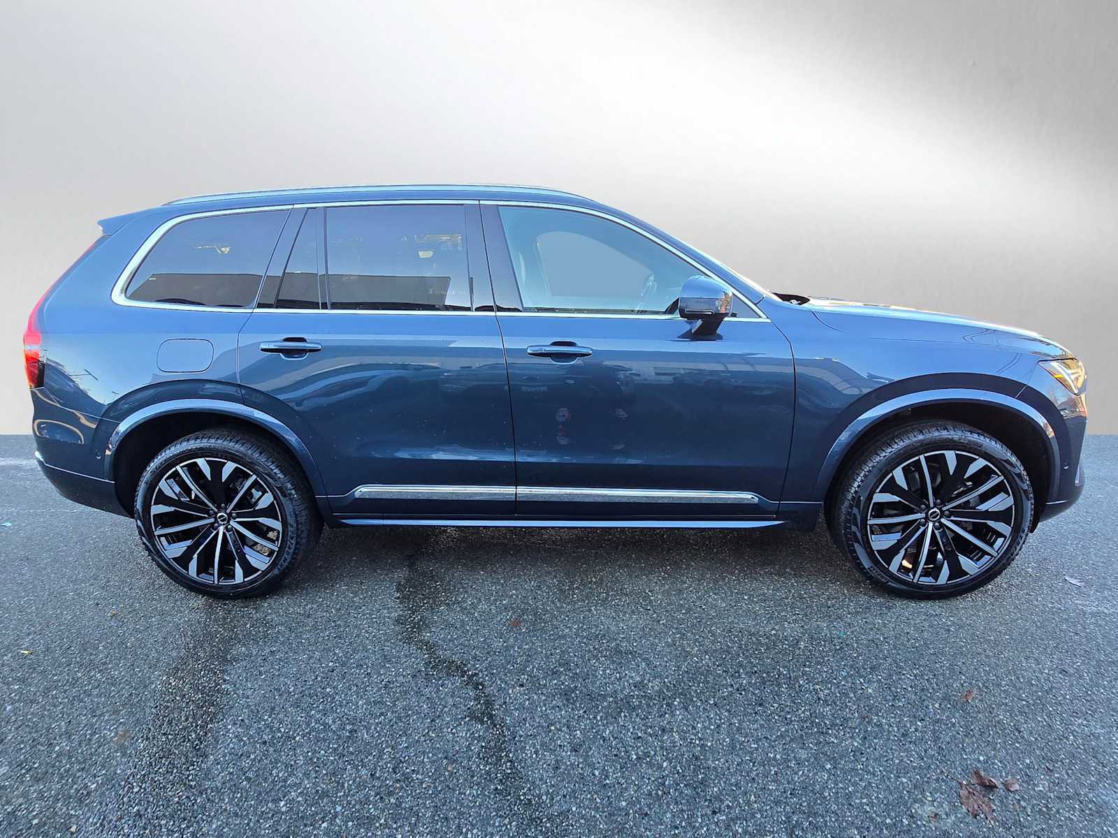New 2026 Volvo XC90 B5 Plus w/ Protection Package AWD/4WD image 2