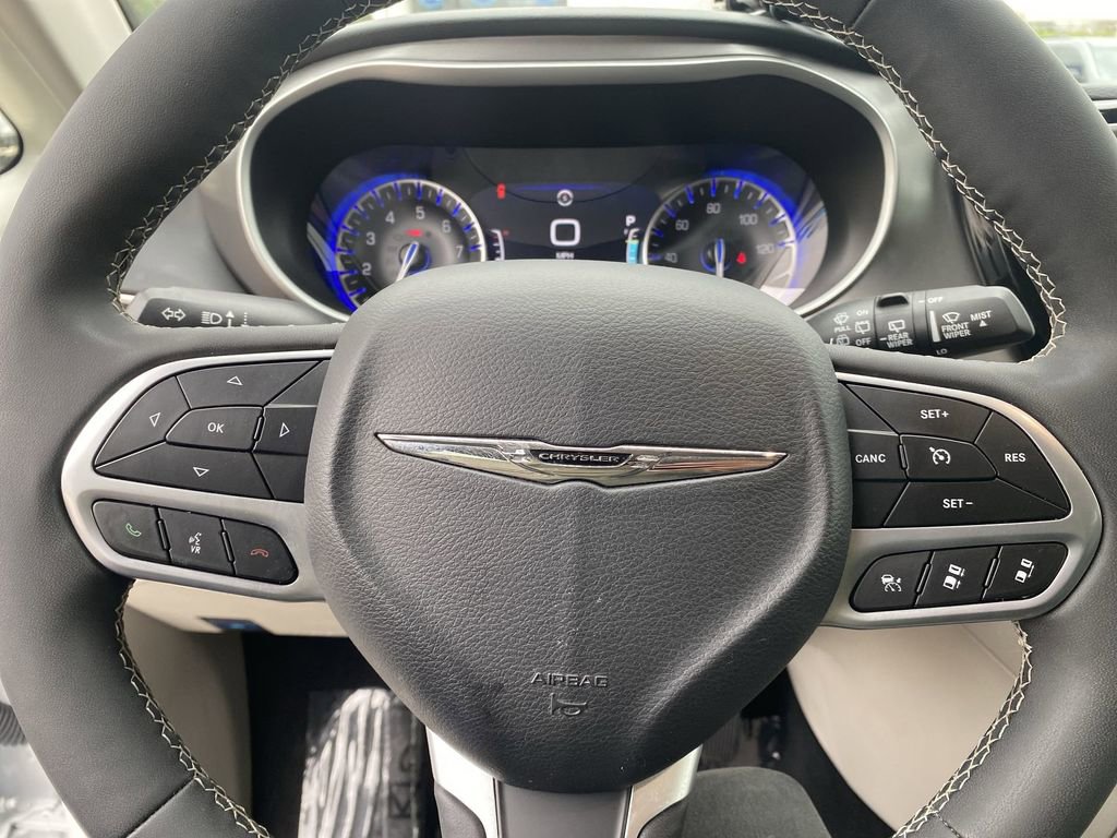 Used 2024 Chrysler Pacifica Touring-L image 14