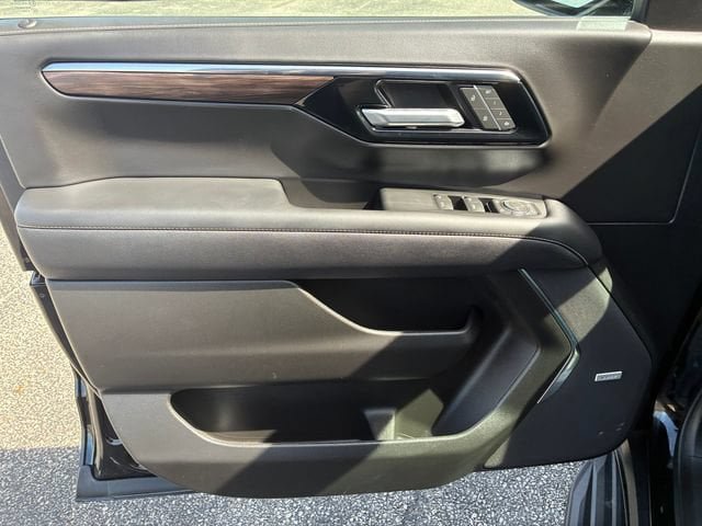 Used 2025 Chevrolet Suburban Premier AWD/4WD image 22