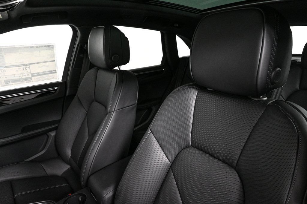 Certified 2026 Porsche Macan AWD/4WD image 5