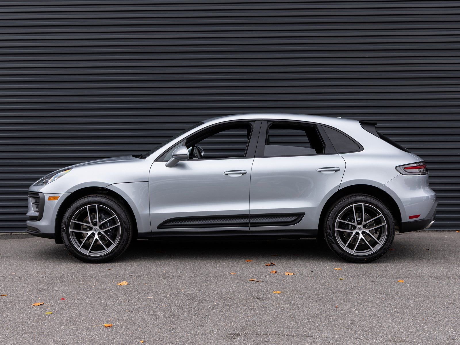 Certified 2026 Porsche Macan AWD/4WD image 2