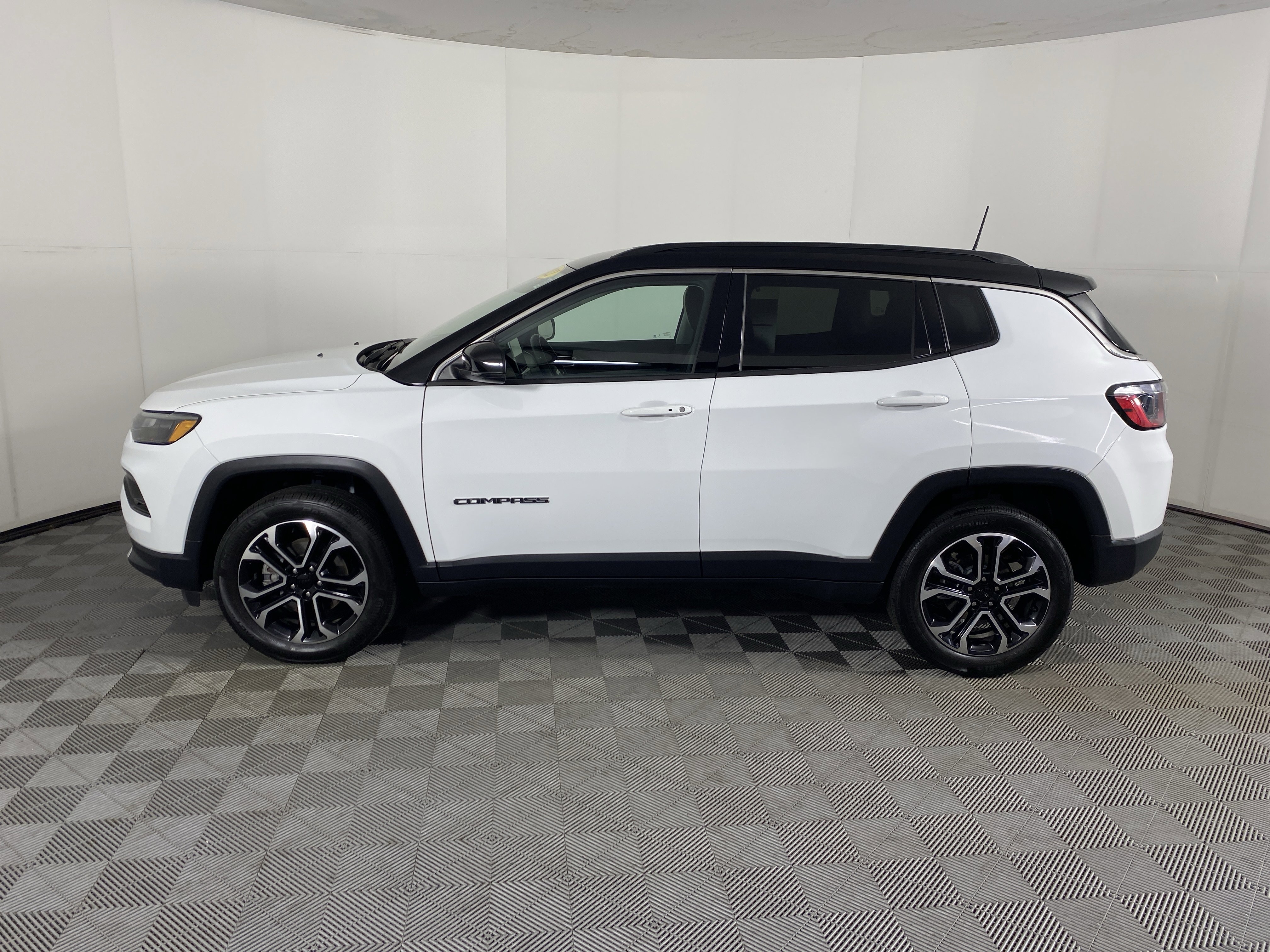 Used 2022 Jeep Compass Limited AWD/4WD image 10