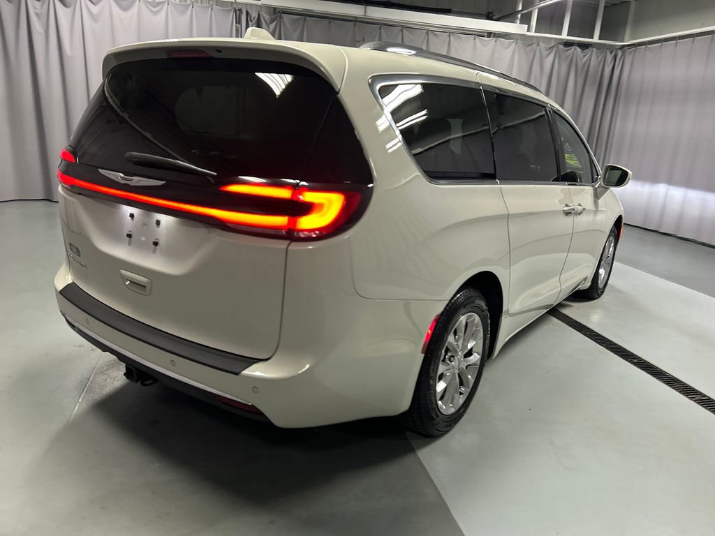Used 2021 Chrysler Pacifica Touring-L FWD image 7