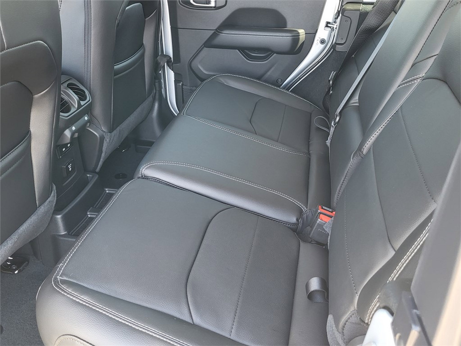 Used 2022 Jeep Wrangler Unlimited Sahara w/ Cold Weather Group image 15