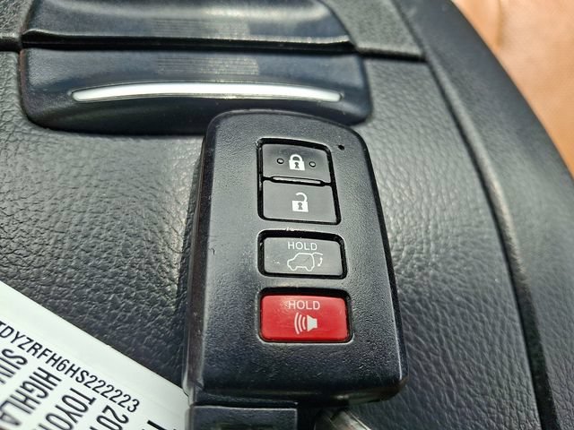 Used 2017 Toyota Highlander Limited Platinum FWD image 20