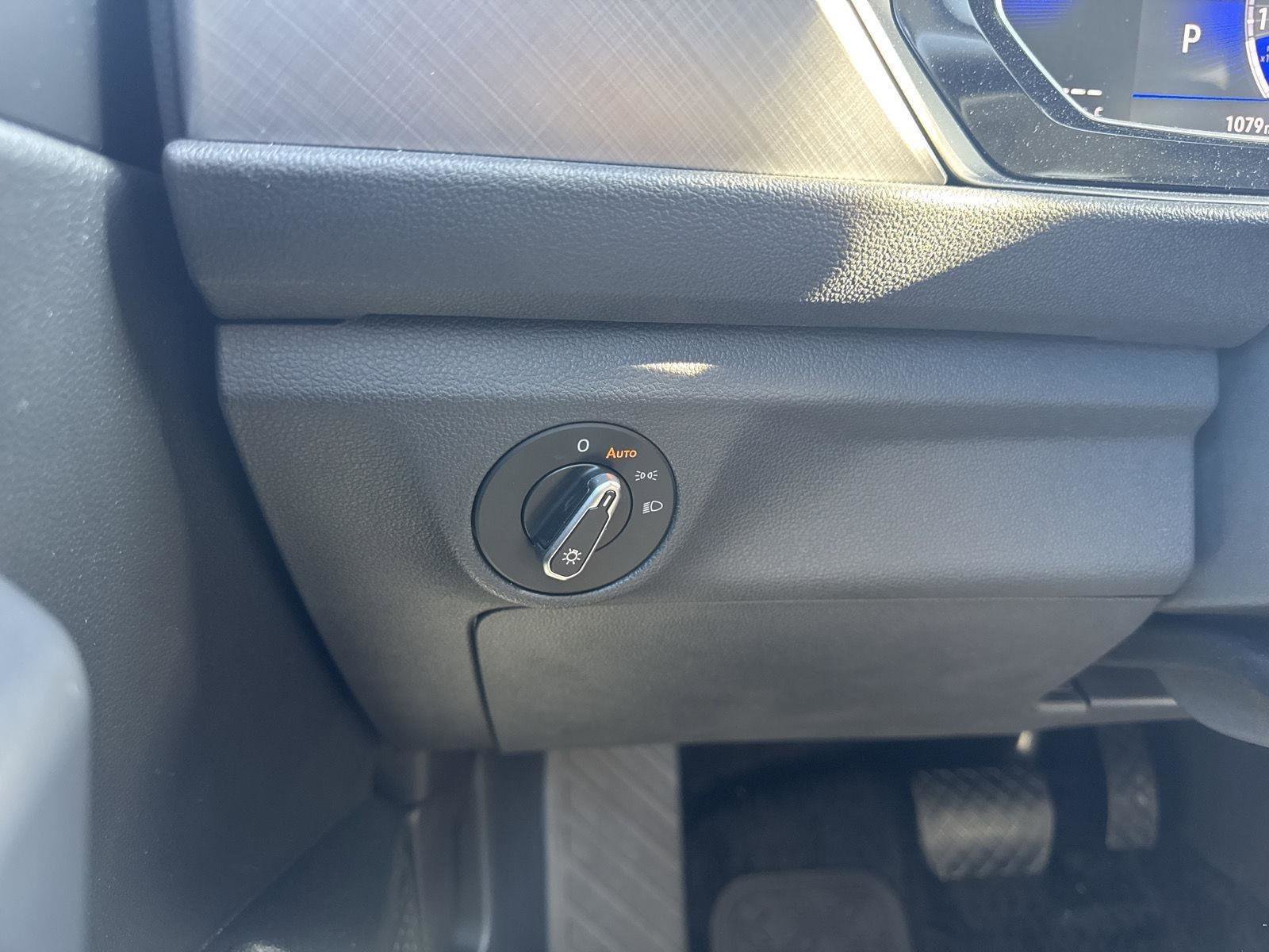 Used 2024 Volkswagen Jetta SE w/ Panoramic Sunroof Package image 18