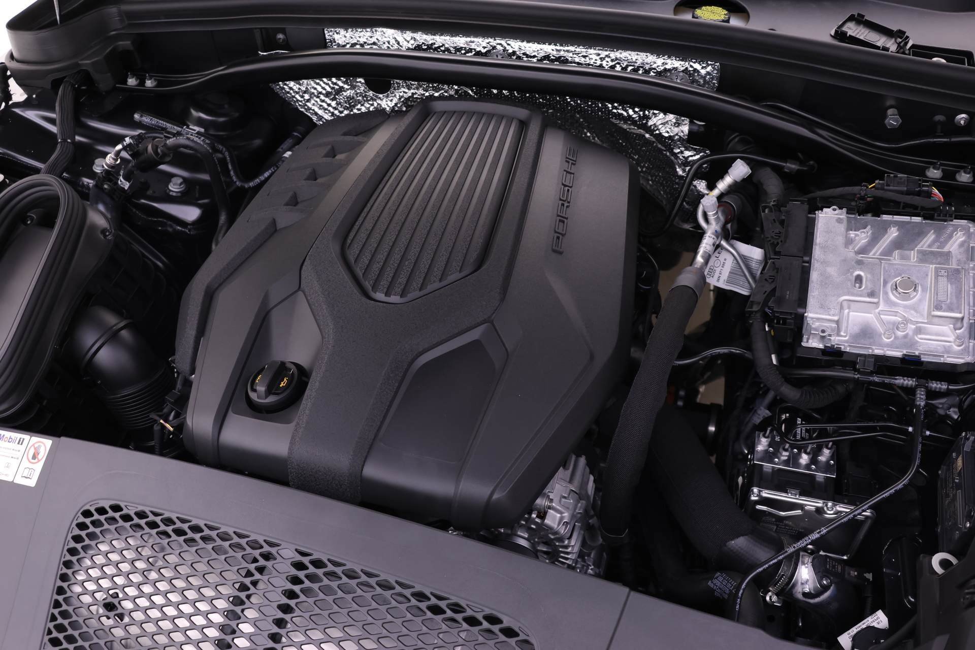 Used 2025 Porsche Macan image 14