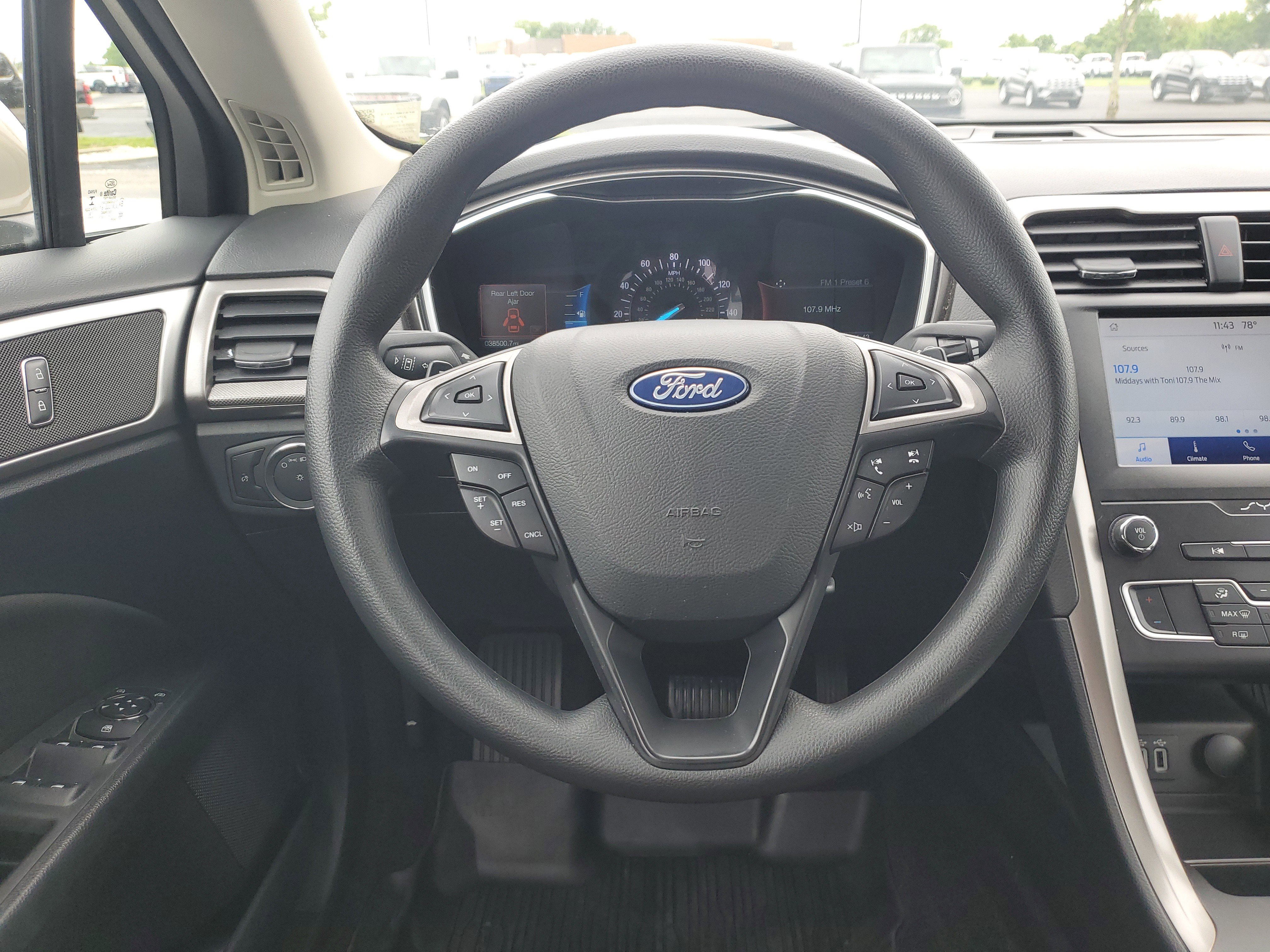 Used 2019 Ford Fusion SE FWD image 9