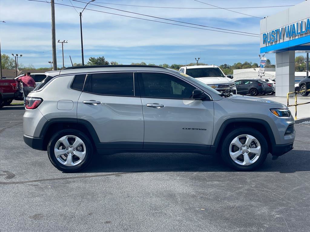 Used 2022 Jeep Compass Latitude FWD image 8