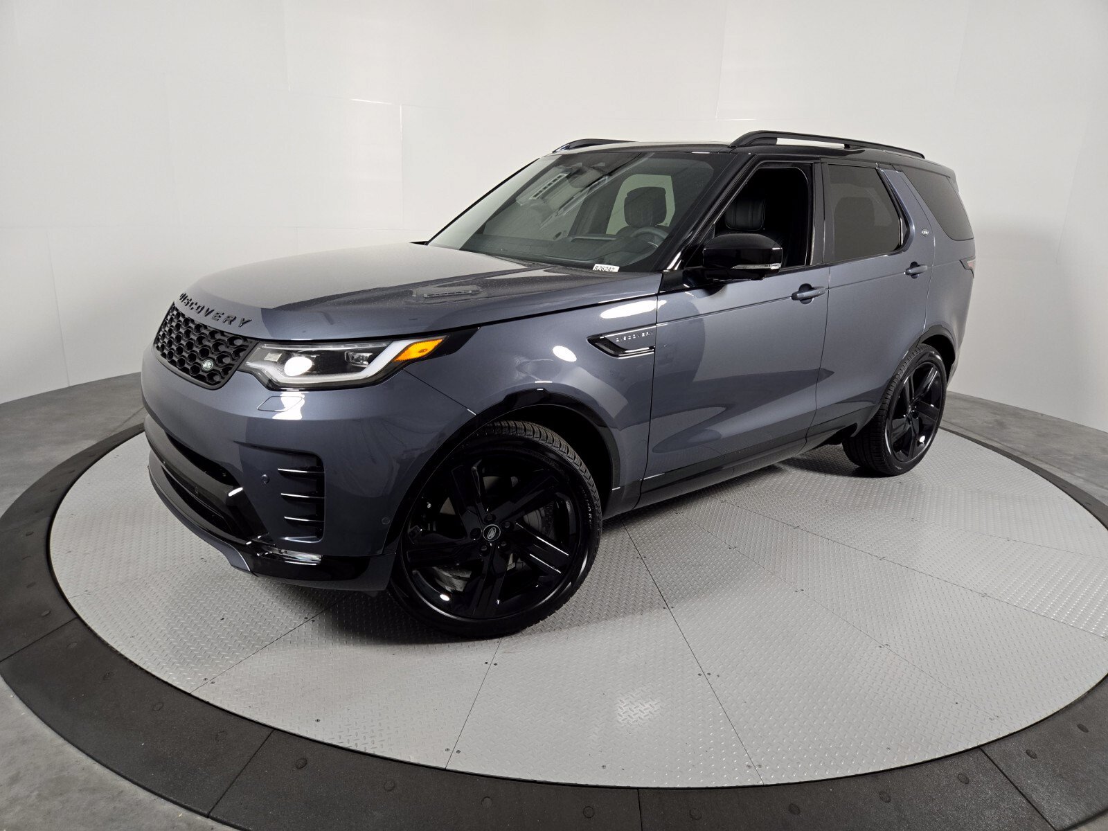 New 2026 Land Rover Discovery Dynamic SE