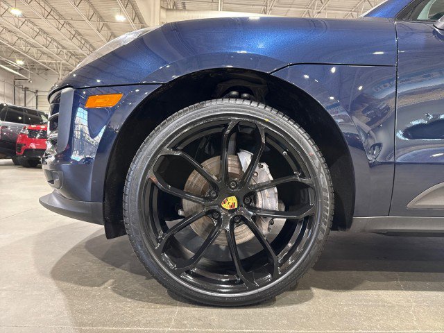 Used 2021 Porsche Macan w/ Premium Package image 19