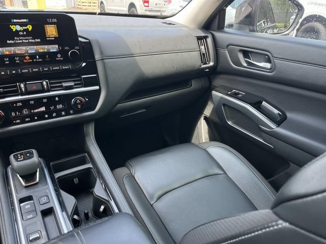 Used 2024 Nissan Pathfinder SL FWD image 17