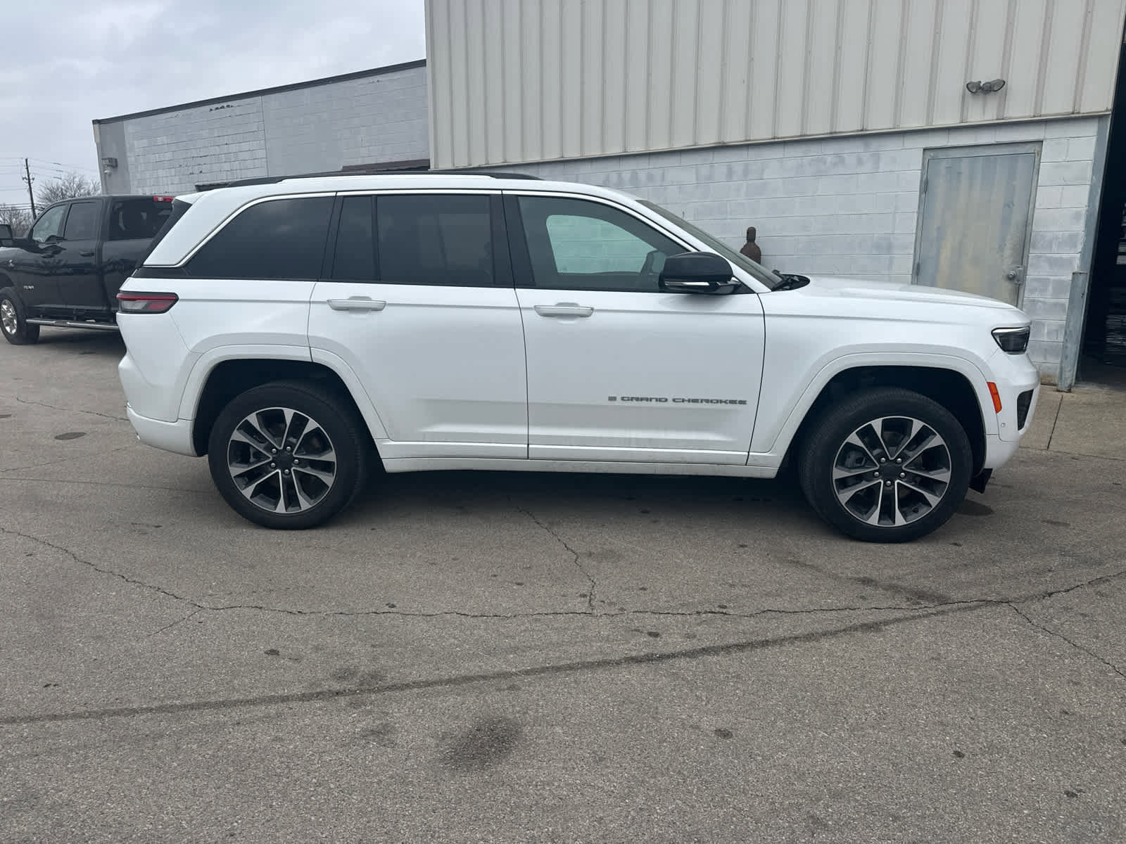 Used 2022 Jeep Grand Cherokee Overland w/ Luxury Tech Group IV image 6